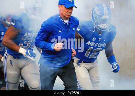 27 octobre 2018 : l'Air Force Academy, entraîneur-chef Troy Calhoun, amène le pèlerin dans le stade avant la NCAA football match entre la Boise State Broncos et l'Air Force Academy Falcon Falcon au Stadium, United States Air Force Academy, Colorado Springs, Colorado. Boise State bat l'Air Force 48-38. Banque D'Images