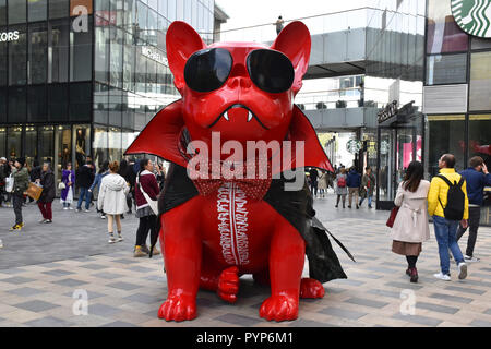 Beijing, Beijing, Chine. 30Th Oct, 2018. Beijing, Chine-géant sculptures bulldog peut être vu à Sanlitun à Pékin, Octobre 28th, 2018. Crédit : SIPA Asie/ZUMA/Alamy Fil Live News Banque D'Images