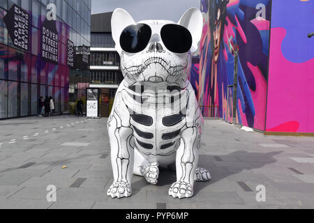 Beijing, Beijing, Chine. 30Th Oct, 2018. Beijing, Chine-géant sculptures bulldog peut être vu à Sanlitun à Pékin, Octobre 28th, 2018. Crédit : SIPA Asie/ZUMA/Alamy Fil Live News Banque D'Images