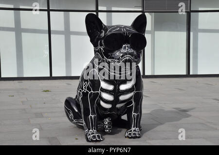 Beijing, Beijing, Chine. 30Th Oct, 2018. Beijing, Chine-géant sculptures bulldog peut être vu à Sanlitun à Pékin, Octobre 28th, 2018. Crédit : SIPA Asie/ZUMA/Alamy Fil Live News Banque D'Images