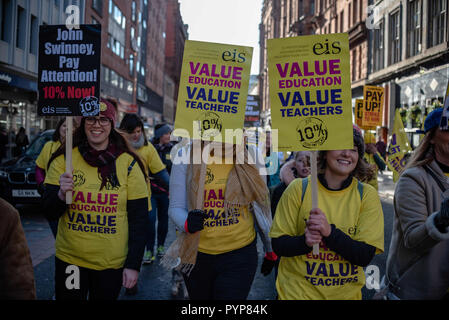 Glasgow, Renfrewshire, UK. 27 Oct, 2018. Un trio de manifestants sont vus holding des panneaux pendant la manifestation.Des milliers de membres du personnel de l'éducation se sont mis en grève pour exiger une augmentation de 10  % de leur masse salariale.La marche a été organisée par l'Institut d'éducation de l'Ecosse ou l'EIE, le plus ancien syndicat de l'enseignement dans le monde. Crédit : Stewart Kirby/SOPA Images/ZUMA/Alamy Fil Live News Banque D'Images