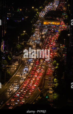 Guangzhou, Chine. 29 Oct, 2018. Voitures fonctionner lentement en raison de l'embouteillage à l'heure de pointe à Guangzhou, province du Guangdong en Chine du sud. Crédit : SIPA Asie/ZUMA/Alamy Fil Live News Banque D'Images