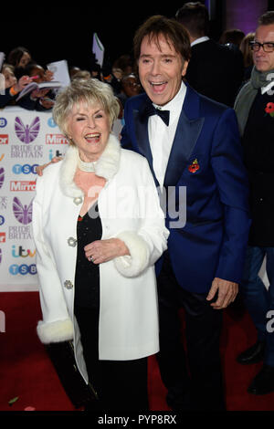 Londres, Royaume-Uni. 29 octobre 2018 : Gloria Hunniford & Sir Cliff Richard à la fierté de la Grande-Bretagne Awards 2018 du Grosvenor House Hotel, Londres. Photo : Steve Sav/Featureflash Banque D'Images