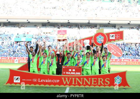 Saitama, Japon. 27 Oct, 2018. Shonan Bellmare groupe équipe de football/soccer : Shonan Bellmare joueurs célébrer avec le trophée après avoir remporté le 2018 J.League match final de la Coupe du levain YBC entre Shonan Bellmare Yokohama F Marinos 1-0 à Saitama Stadium 2002 à Saitama, Japon . Mm. Kenzaburo Crédit : Matsuoka/AFLO/Alamy Live News Banque D'Images