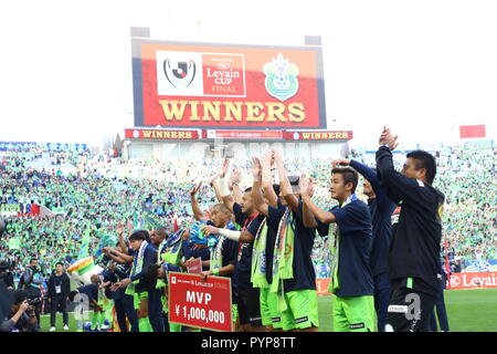 Saitama, Japon. 27 Oct, 2018. Shonan Bellmare groupe équipe de football/soccer : Shonan Bellmare reconnaître les joueurs fans après avoir remporté le 2018 J.League match final de la Coupe du levain YBC entre Shonan Bellmare Yokohama F Marinos 1-0 à Saitama Stadium 2002 à Saitama, Japon . Mm. Kenzaburo Crédit : Matsuoka/AFLO/Alamy Live News Banque D'Images