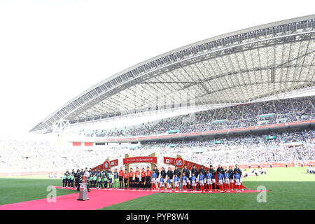 Saitama, Japon. 27 Oct, 2018. Deux line-up du groupe l'équipe de football/soccer : 2018 J.League match final de la Coupe du levain YBC entre Shonan Bellmare Yokohama F Marinos 1-0 à Saitama Stadium 2002 à Saitama, Japon . Mm. Kenzaburo Crédit : Matsuoka/AFLO/Alamy Live News Banque D'Images