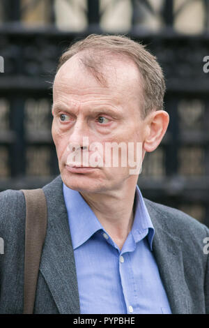 Londres, Royaume-Uni. 30Th Oct, 2018. Présentateur de télévision de la BBC et pundit Andrew Marr vu à l'extérieur du Parlement Westminster London un jour après le Budget 2018 a été présenté par le Chancelier Philip Hammond Crédit : amer ghazzal/Alamy Live News Banque D'Images