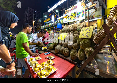 KUALA LUMPUR, 13 août 2018 - Les clients à la recherche et l'achat des fruits Durian, l'emblématique fruits asiatique à Jalan Alor street de Kuala Lumpur et Pasa m Banque D'Images