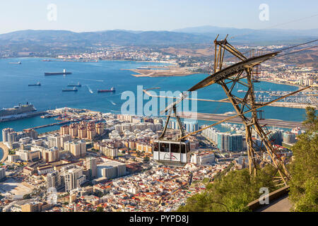 Vue sur la baie de Gibraltar du rocher de Gibraltar montrant le style de tourisme voyage téléphérique de la ville de Gibraltar à la partie supérieure de la roche Banque D'Images