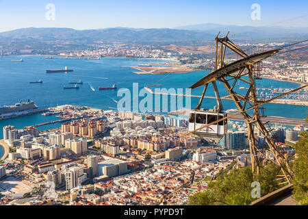 Vue sur la baie de Gibraltar du rocher de Gibraltar montrant le style de tourisme voyage téléphérique de la ville de Gibraltar à la partie supérieure de la roche Banque D'Images