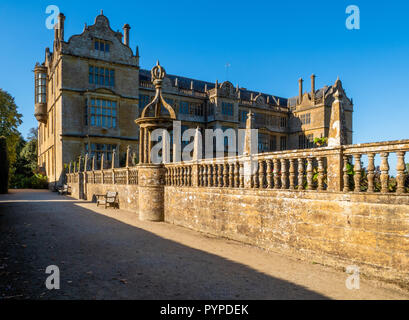 Montacute House et jardin fleuri UK Somerset mur Banque D'Images