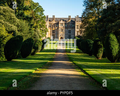 Allée de l'entrée avant de Montacute House dans Somerset flanqué par des pelouses et des ifs taillés England UK Banque D'Images