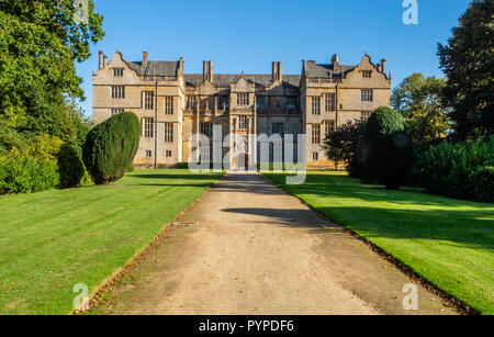 Allée de l'entrée avant de Montacute House dans Somerset flanqué par des pelouses et des ifs taillés England UK Banque D'Images