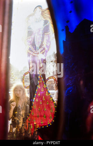 Femme hippie à la recherche dans une vitrine à Chelsea, Londres durant la fin des années 60, Colin Maher/Simon Webster Banque D'Images