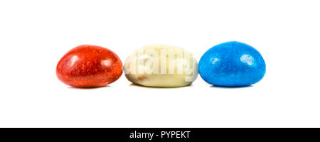 Pepernoten tas de cookies de couleur dans les couleurs du drapeau néerlandais sur fond blanc pour l'événement annuel de Sinterklaas aux Pays-Bas le 5 décembre Banque D'Images