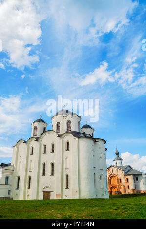 Veliki Novgorod, Russie. Cathédrale Saint-nicolas et Paraskeva Pyatnitsa à Iaroslav - cour intérieure de l'église vue du printemps Banque D'Images