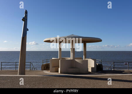 Avec un abri en béton avant toit incurvé sur Cleveleys, promenade, lumière du soir ensoleillé avec de longues ombres, mer calme dans l'arrière-plan, Fylde coast uk Banque D'Images