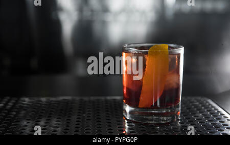 Cocktail classique Negroni avec gin, campari et martini rosso. Recette traditionnelle. Place pour l'écriture de texte Banque D'Images