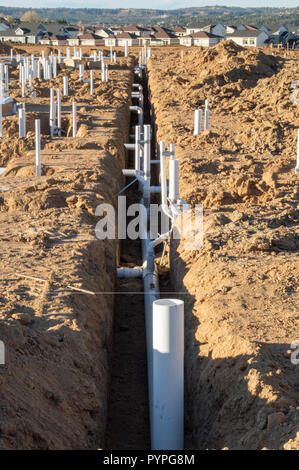 Les travaux de fondation au développement de nouveaux logements montrant tous les tuyaux d'égout et d'eau en cours d'installation Banque D'Images