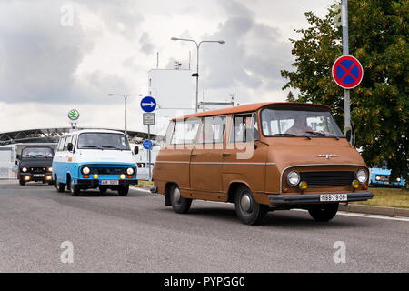 VRCHLABI, RÉPUBLIQUE TCHÈQUE - 25 août 2018 : automobiles Skoda 1203 1950 anciens combattants laissant Vrchlabi usine Skoda le 25 août 2018 à Vrchlabi Banque D'Images