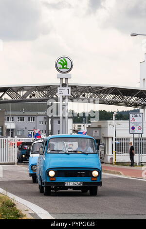 VRCHLABI, RÉPUBLIQUE TCHÈQUE - 25 août 2018 : automobiles Skoda 1203 1950 anciens combattants laissant Vrchlabi usine Skoda le 25 août 2018 à Vrchlabi Banque D'Images