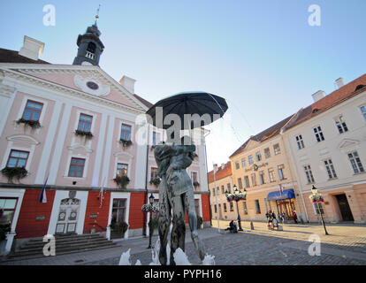 Le Baiser sculpture des élèves et de la fontaine, Place de l'hôtel de ville (Raekoja plats), Tartu, Estonie Banque D'Images