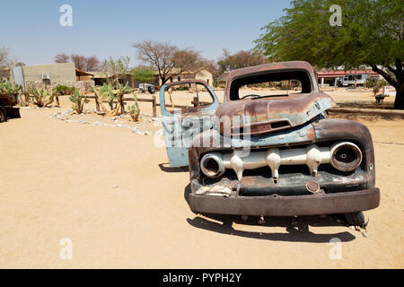 Solitaire Namibie - voitures de rouille dans le désert à l'extérieur, un Solitaire Lodge motel pour les touristes près de Sossusvlei, Namibie, Afrique du Sud Banque D'Images