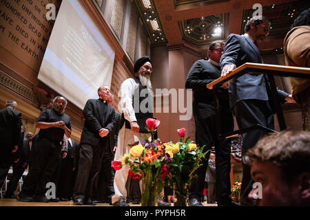 Des dirigeants interreligieux vu pendant la veillée. À Pittsburgh, en Pennsylvanie, des milliers se sont réunis pour pleurer la perte de l'arbre de vie dans la synagogue où 11 Écureuil Hill fidèles ont été tués et six blessés. L'attaque la plus meurtrière sur les Juifs dans l'histoire des États-Unis. Des dirigeants interreligieux a rejoint les milliers de montrer leur solidarité et la voix de leur amour et de l'unité pour toutes les personnes sans distinction de race et de religion. La Veillée a eu lieu sur les soldats et marins Memorial Hall à Oakland Banque D'Images