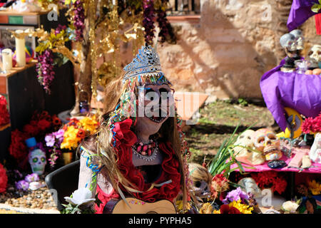 San Antonio, Texas, USA. 27 Oct, 2018. L'une des nombreuses représentations colorées de la mort à la Journée annuelle de célébration des morts. Banque D'Images