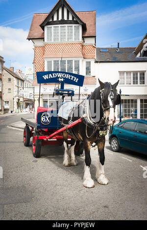 MAX un Shire Horse attendent patiemment tandis que la brasserie offrent des fûts de real ale cients à Devizes Wiltshire England UK Banque D'Images