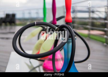 Trois couleurs hookahs sur table dans un salon à narguilé dans une journée. Banque D'Images