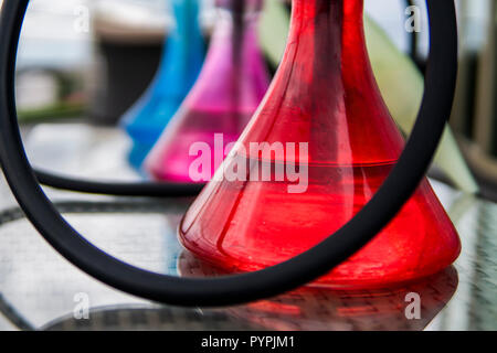 Trois couleurs hookahs sur table dans un salon à narguilé dans une journée. Banque D'Images