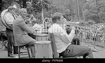 Preservation Hall Jazz Band avec le maire George Moscone de San Francisco à la batterie joue un concert gratuit à San Francisco's Stern Grove, Juillet, 1978 Banque D'Images