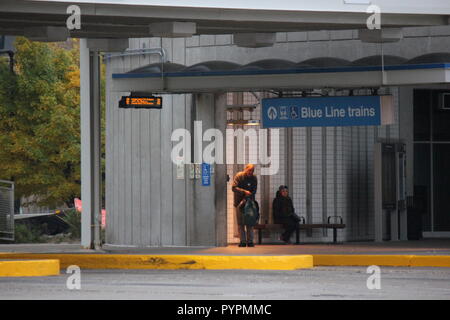 N° rawimagery photographie imagerie brute et franc des navetteurs en attente de la LTC autobus à la gare de Cumberland à Chicago, Illinois.