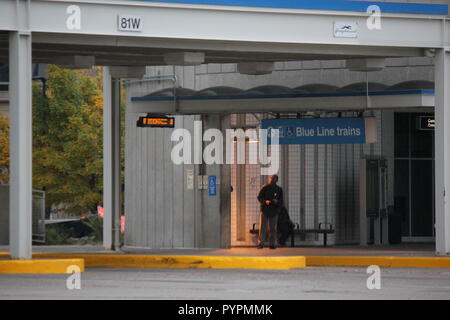 N° rawimagery photographie imagerie brute et franc des navetteurs en attente de la LTC autobus à la gare de Cumberland à Chicago, Illinois.
