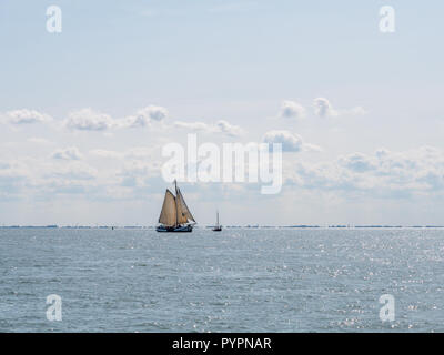 Voiliers voile un jour d'été sur la mer des Wadden près de la côte frisonne, Pays-Bas Banque D'Images