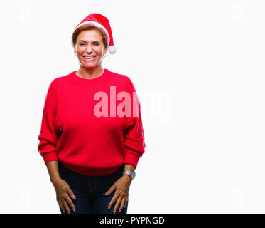 Atrractive redhead caucasian woman wearing christmas hat sur fond isolé avec un sourire heureux et cool sur le visage. Chanceux. Banque D'Images