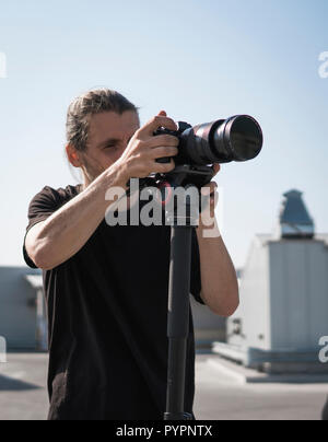 Vidéographe professionnel à l'aide de cinema caméra vidéo numérique. Banque D'Images
