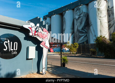 Belle Guido van Helten art silo sur Dukes Highway traverse la ville rurale de Coonalpyn rajeuni. Banque D'Images