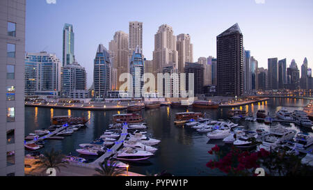 Salon luxueux de la Marina de Dubaï à l'aube Banque D'Images