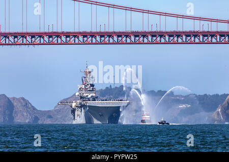 La classe Wasp navire d'assaut amphibie USS Bonhomme Richard (LHD-6) passe sous le Golden Gate Bridge à l'entrée de la baie de San Francisco. Le Bonhomme R Banque D'Images