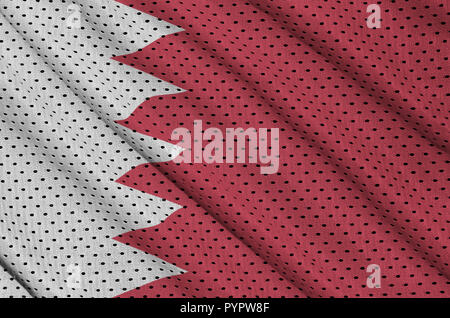 Drapeau Bahreïn imprimé sur un tissu maille nylon polyester sportswear avec certains plis Banque D'Images