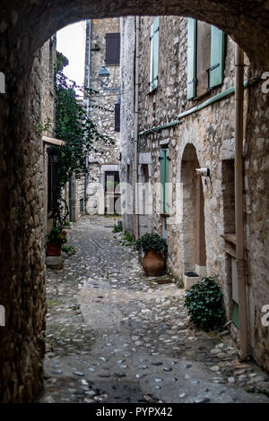 Ruelle du village médiéval de Saint Paul de Vence en France Provence Banque D'Images