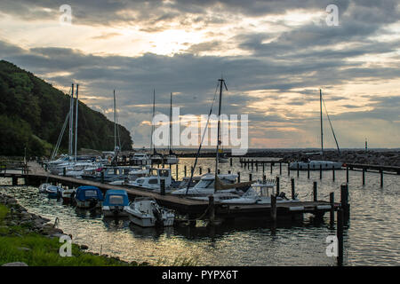 Port avec bateaux à voile au coucher du soleil à Lohme sur l'île baltique Ruegen Banque D'Images