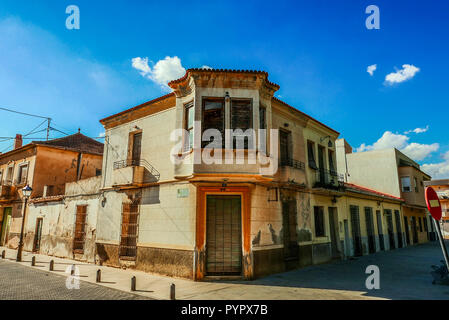 Belle maison ancienne sur le coin de la Calle de marques de Cubas, Jicarilla, Espagne Banque D'Images