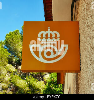 Le service postal espagnol signe, Correos, dans le village ville de Jacarilla, Espagne Banque D'Images