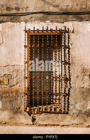 Fenêtre dans immeuble ancien avec grille en fer forgé, Jicarilla, Espagne Banque D'Images