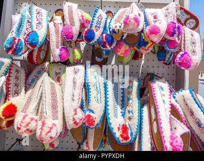 Chaussons en laine traditionnel grec à la vente, Avgoustou 17, Rue (Héraklion) Irakleio, Crète, Région Irakleio (Crète), Grèce Banque D'Images