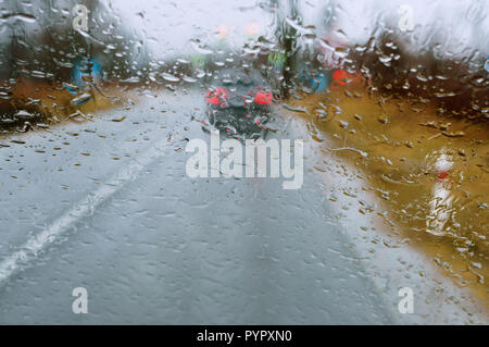 La pluie sur le verre, le véhicule sur la route en cas de pluie, les gouttes de pluie sur l'asphalte humide, vitres de voitures Banque D'Images