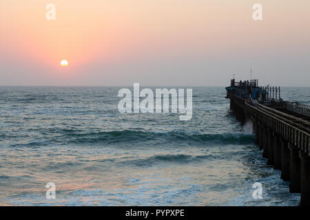 La Namibie Voyage - la jetée au coucher du soleil, Swakopmund, la côte de l'océan Atlantique, la Namibie Afrique du Sud Banque D'Images